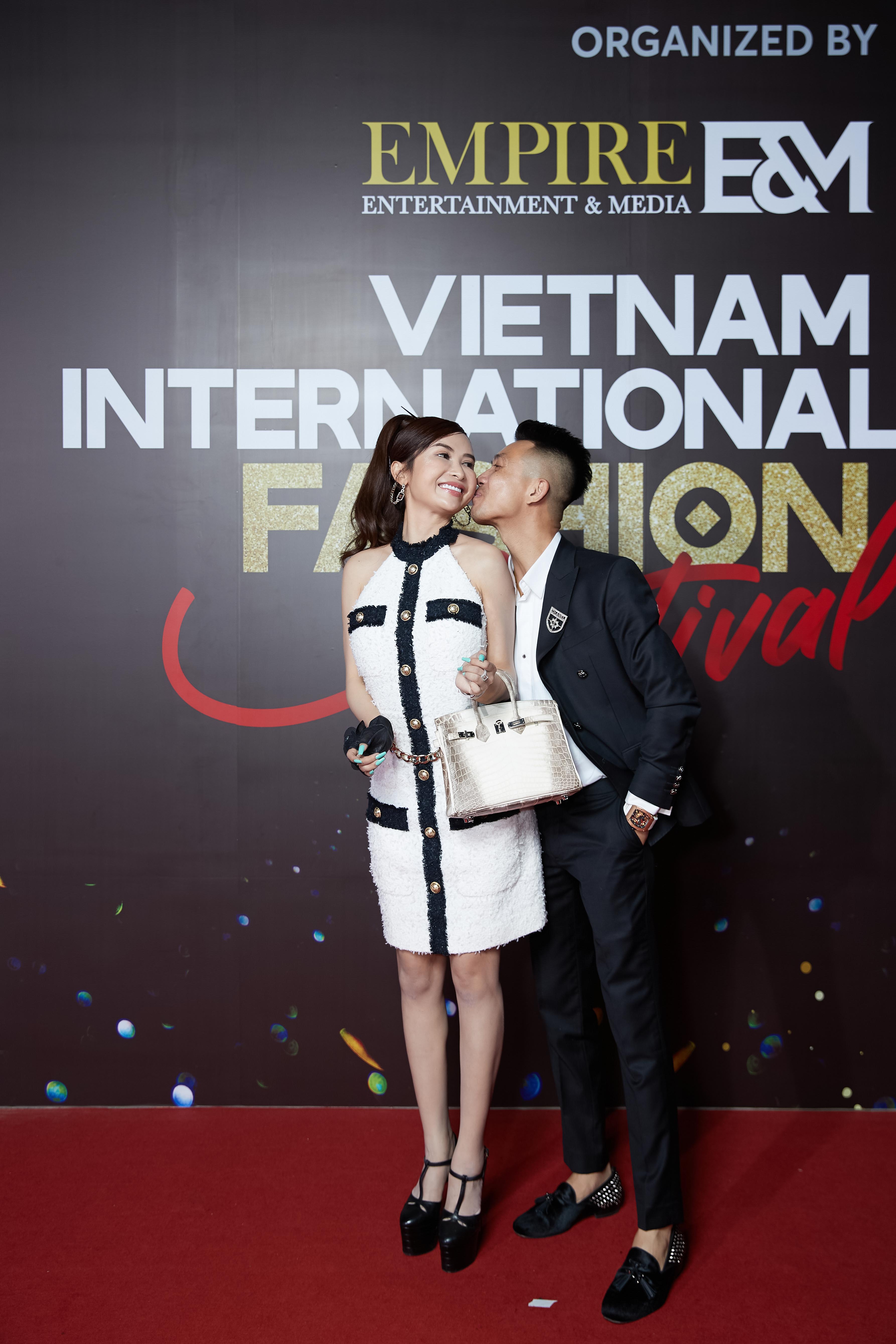 Đại gia Minh Nhựa đi cùng vợ mình là Mina Phạm đến xem thời trang. Anh có khoảnh khắc khiến nhiều người thích thú khi hôn má vợ mình trên thảm đỏ.