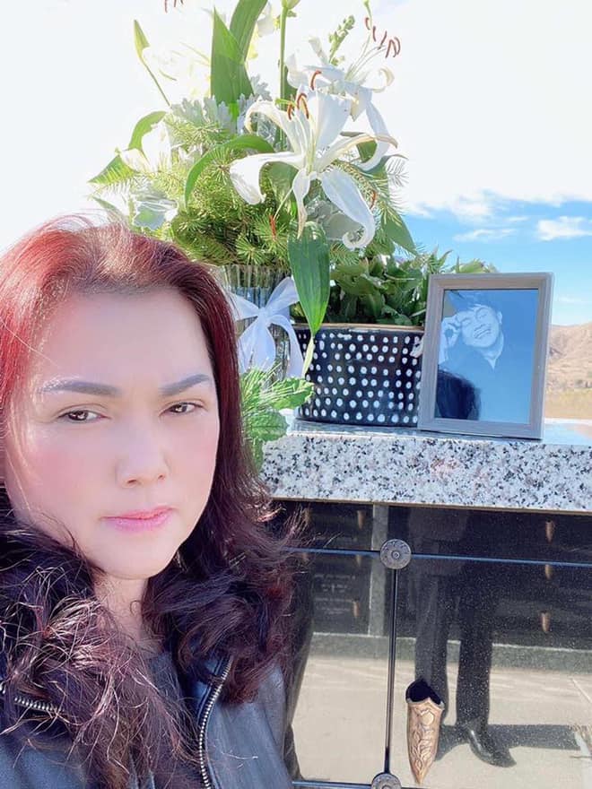 Chị Bé Heo cùng người thân đi thăm mộ cố nghệ sĩ Chí Tài nhân dịp đầu năm, nét buồn trong mắt gây xót xa