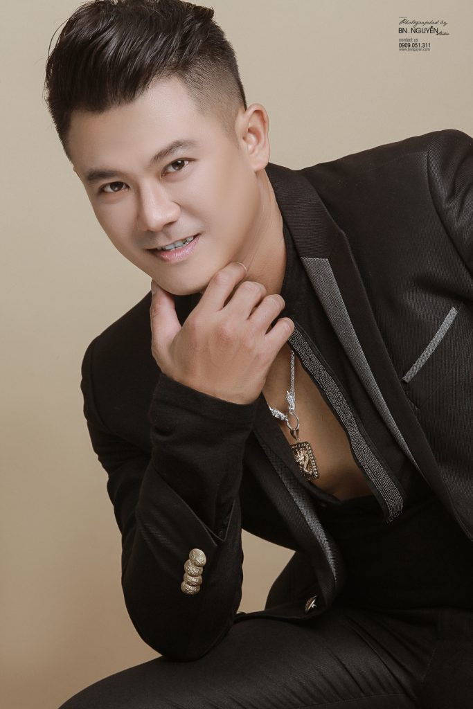 Nam ca sĩ Vân Quang Long qua đời tại Mỹ do đột quỵ, hưởng dương 41 tuổi.