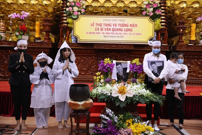 Vợ cũ và vợ mới, cùng các con của cố ca sĩ Vân Quang Long trong tang lễ.