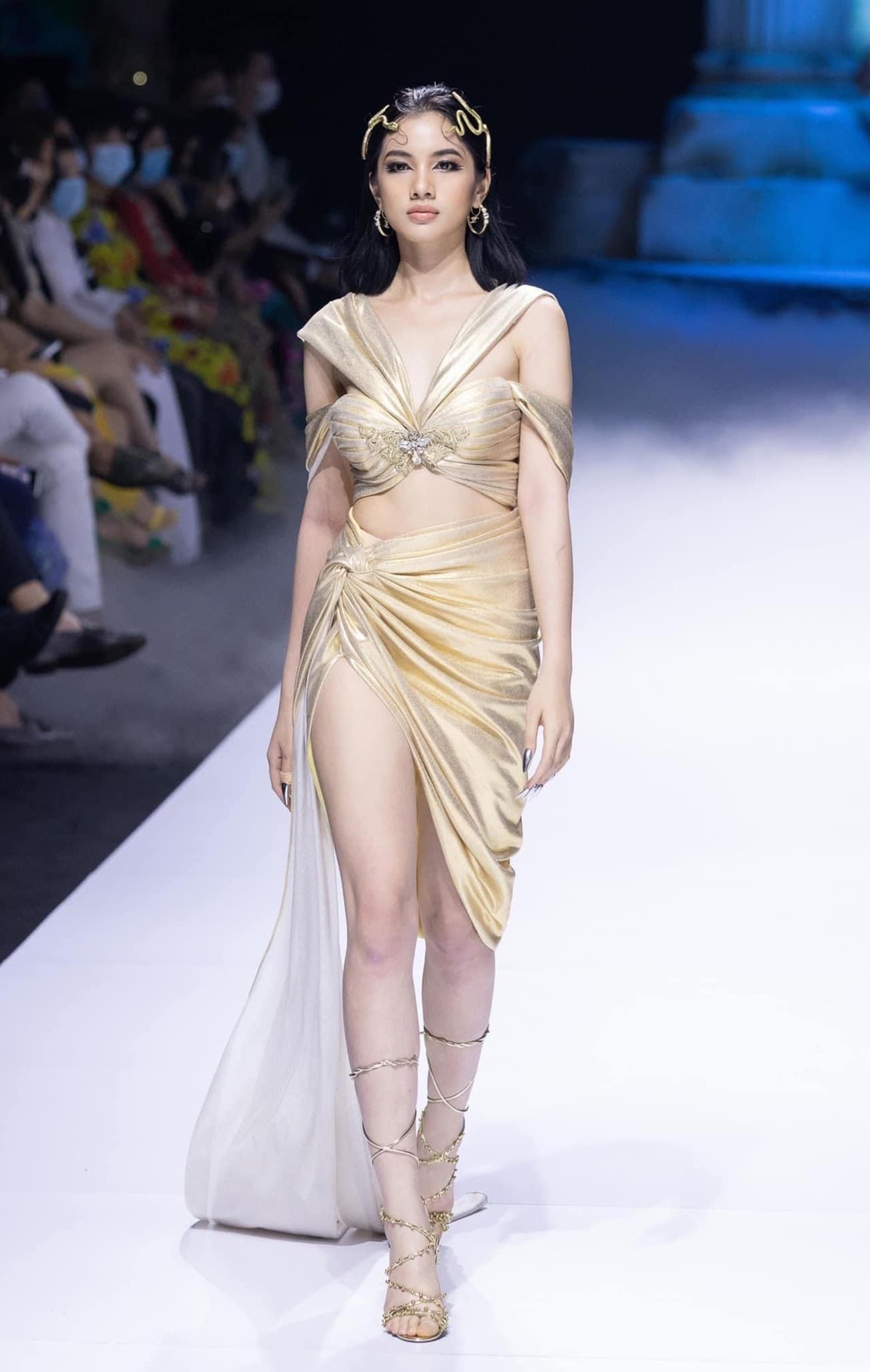 Cẩm Đan catwalk trong show của NTK Đỗ Long tại Tuần lễ thời trang quốc tế Việt Nam 2020.