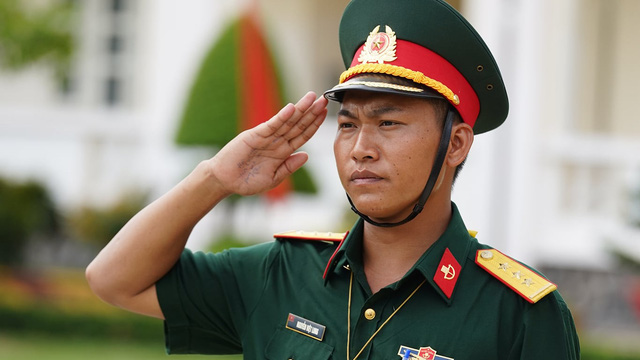 Thượng úy Nguyễn Việt Long cực kì nghiêm nghị trong quá trình huấn luyện...
