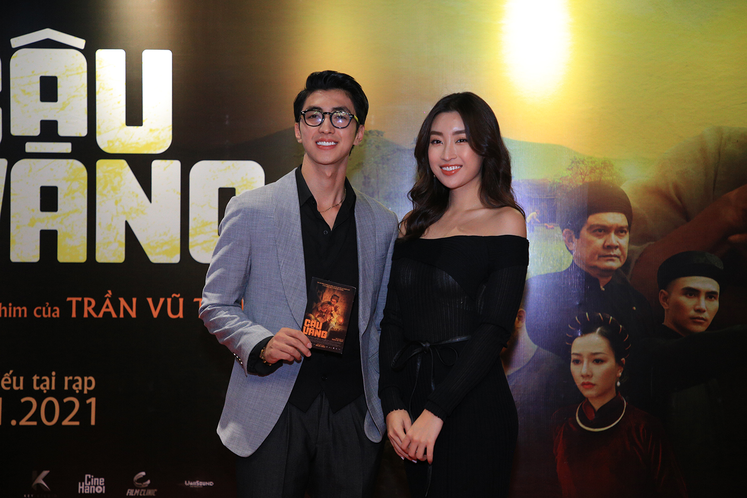 Hoa hậu Đỗ Mỹ Linh chụp hình cùng nam diễn viên Bình An...