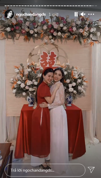 Á hậu Diễm Trang diện áo dài đỏ nổi bật khi đến chúc mừng người em đi lấy chồng.