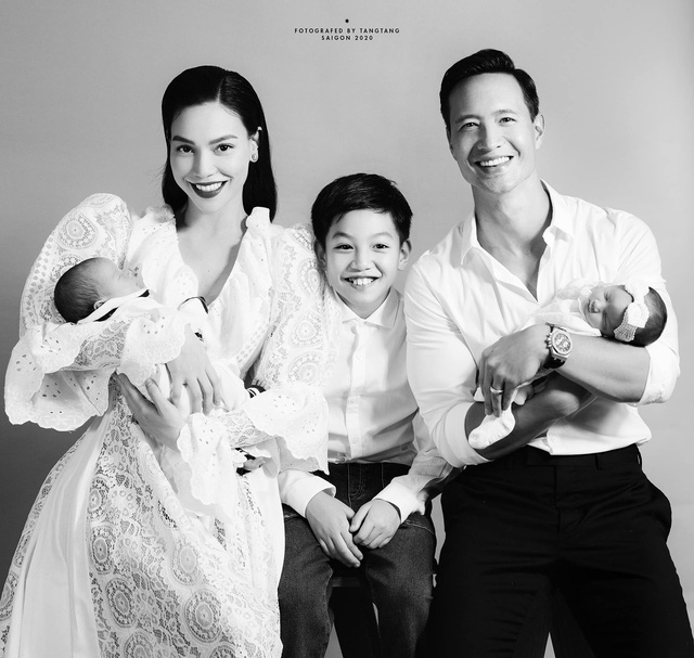 Hồ Ngọc Hà và Kim Lý bên 2 con mới sinh Lisa - Leon cùng bé Subeo.