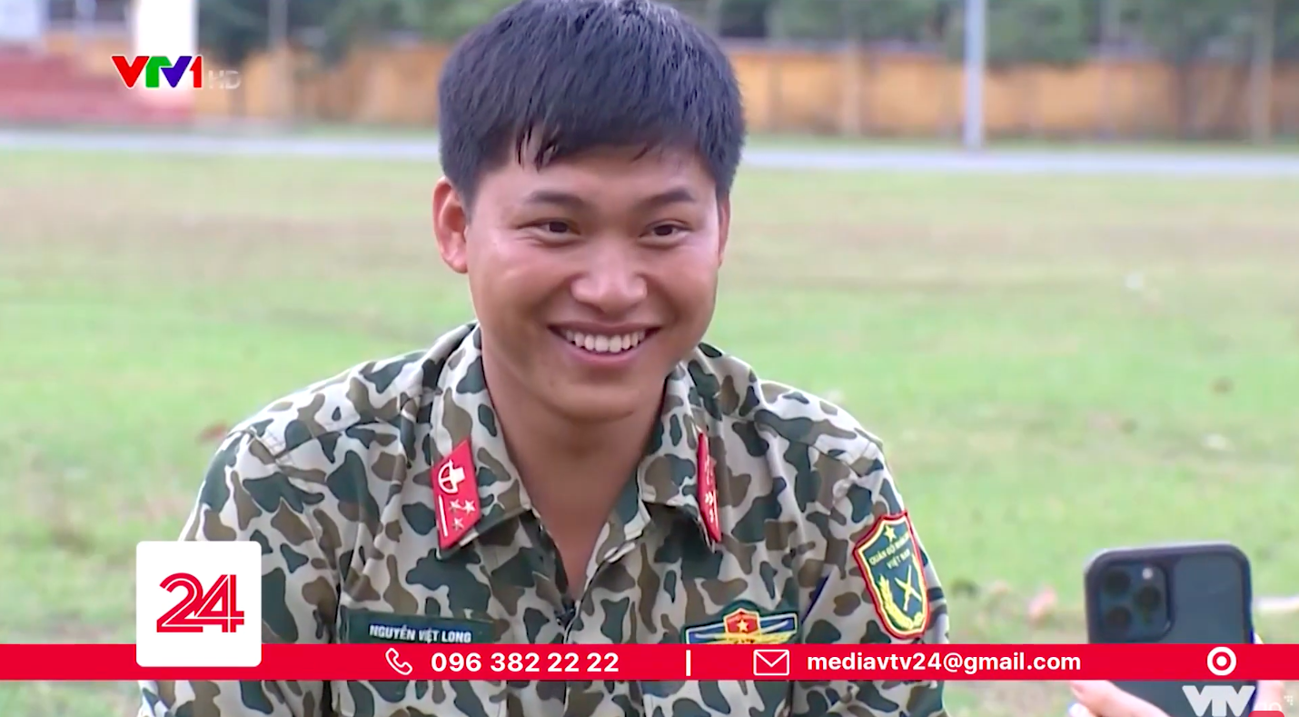Thượng uý Nguyễn Việt Long trong chương trình Chuyển động 24h của VTV24.