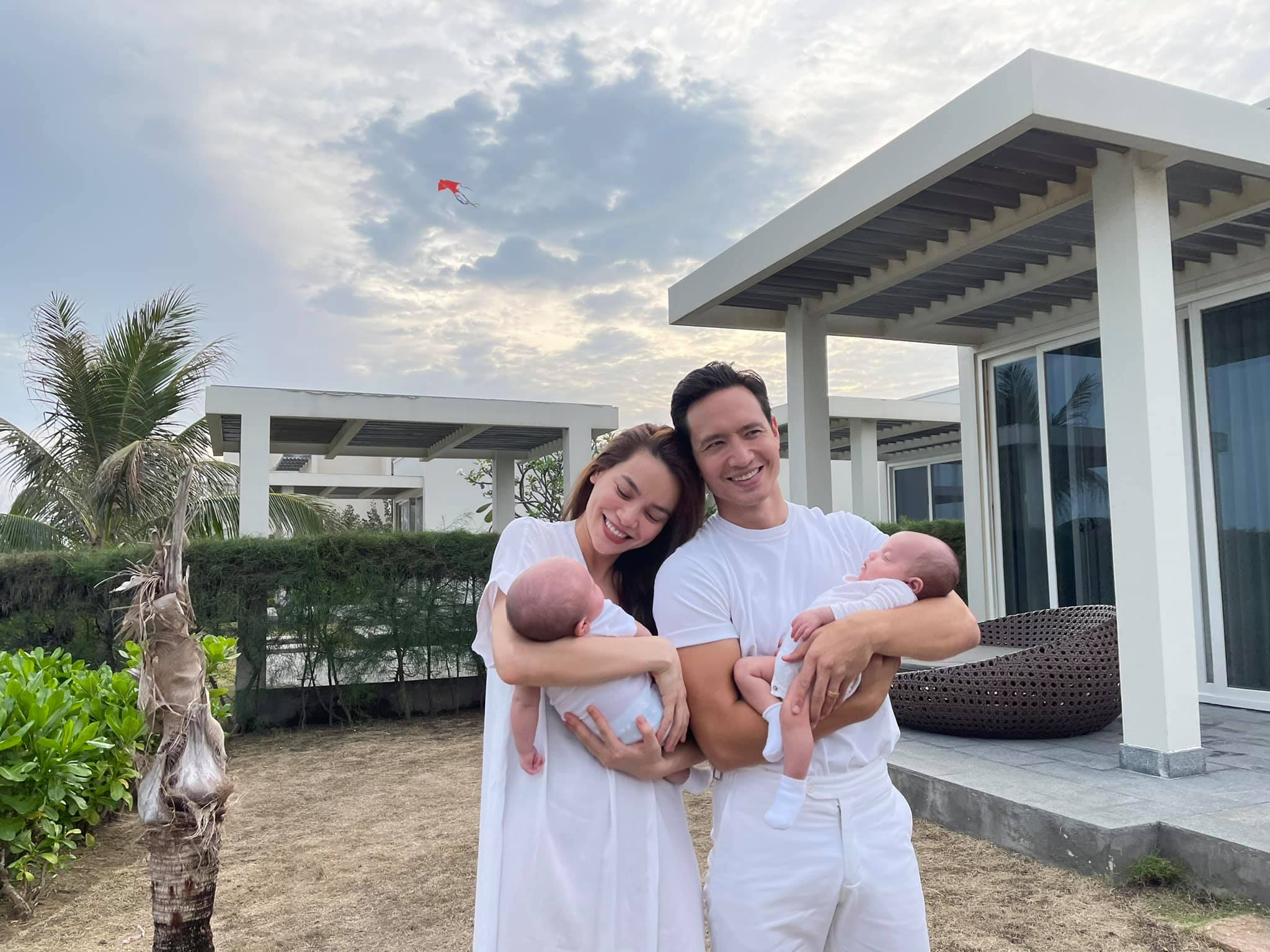 Hồ Ngọc Hà và Kim Lý có 2 con sinh đôi sau 3 năm hẹn hò. Hiện tại cả hai đã đăng kết hôn và trở thành vợ chồng hợp pháp.