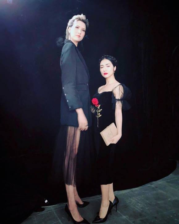 Hoà Minzy khi đứng cạnh nữ người mẫu sở hữu chiều cao gần 2m. Nhưng gương mặt vẫn rất thần thái nhé!