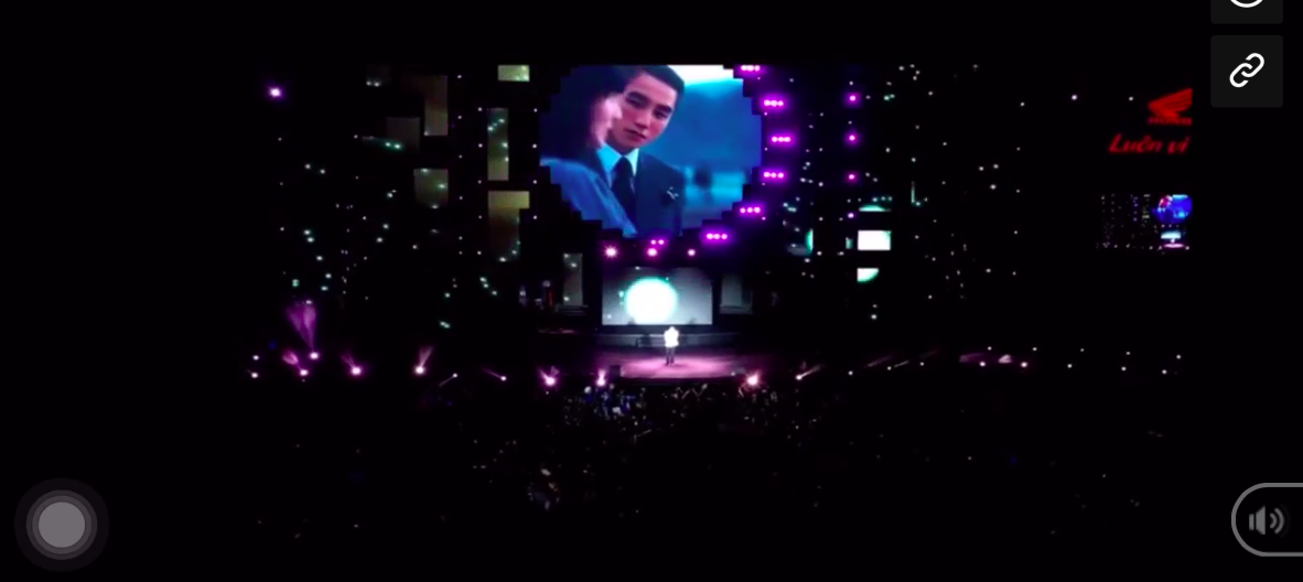 Nhiều hình ảnh của Hải Tú trong MV 'Chúng ta của hiện tại' được chiếu trên màn hình lớn khi Sơn Tùng M-TP đang biểu diễn.