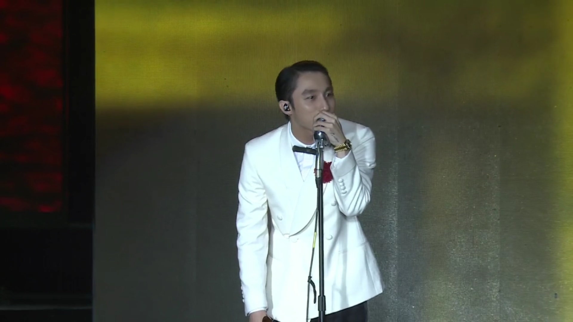 Sơn Tùng M-TP trong lần đầu biểu diễn live ca khúc 'Chúng ta của hiện tại'.