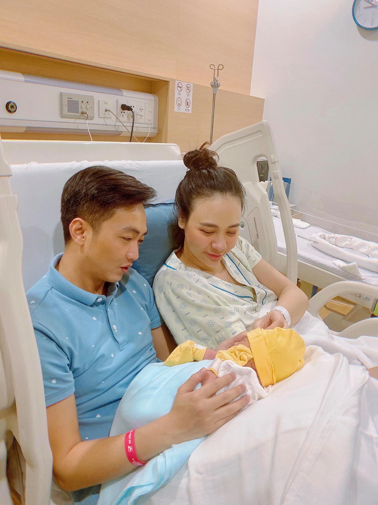 Đàm Thu Trang và Cường Đôla chào đón con gái đầu lòng vào tháng 8/2020 sau hơn 1 năm kết hôn. Doanh nhân phố núi là ông bố mẫu mực khi thường xuyên phụ vợ chăm con gái dù bận rộn công việc kinh doanh.