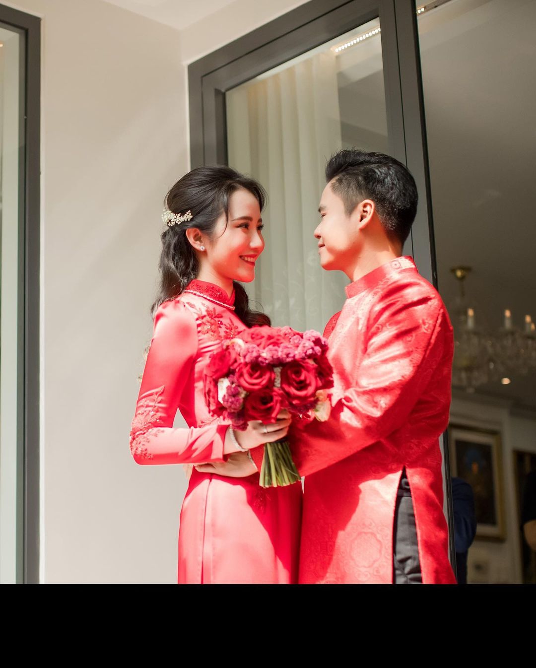 Cô dâu Primmy Trương đẹp dịu dàng, bẽn lẽn khi được mẹ dắt tay trao cho chú rể Phan Thành
