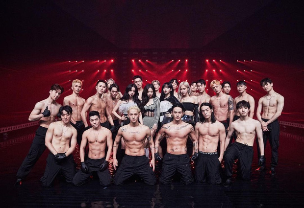 Black Pink chụp hình cùng dàn dancer trong hậu trường concert online 'The Show'.