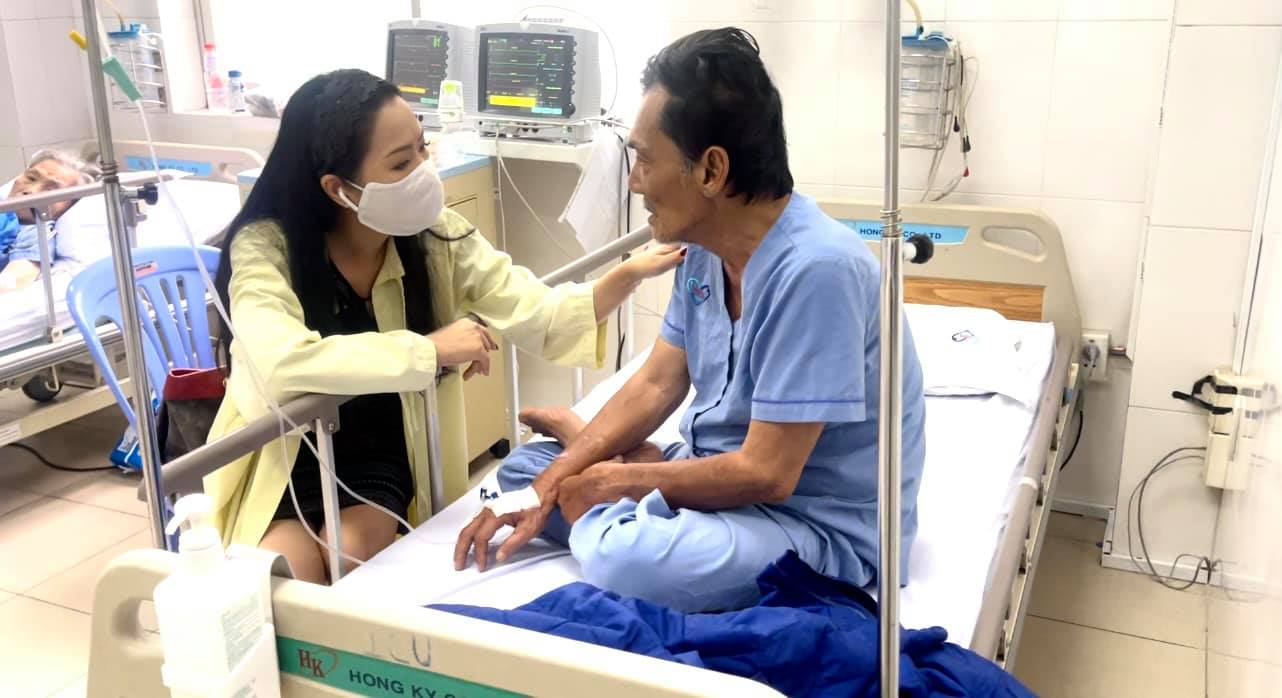 NSUT Trịnh Kim Chi đến thăm vào trao 20 triệu cho diễn viên Thương Tín, hé lộ tình trạng hiện tại
