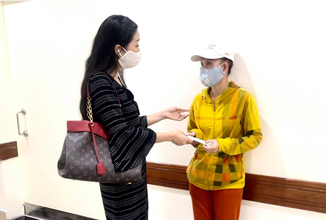 NSUT Trịnh Kim Chi đến thăm vào trao 20 triệu cho diễn viên Thương Tín, hé lộ tình trạng hiện tại