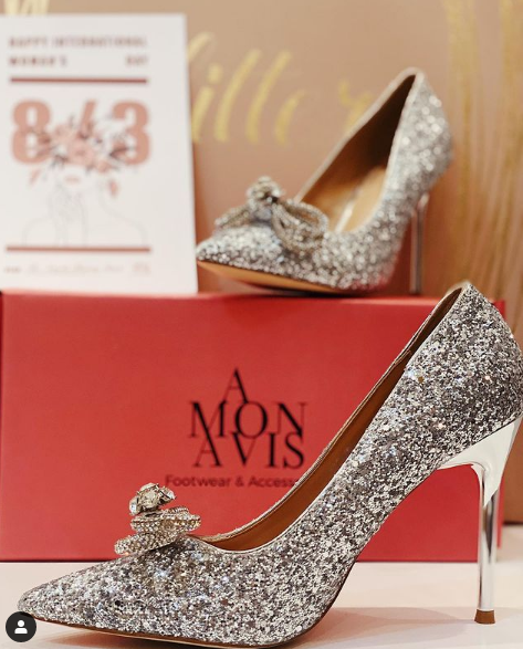 Angela Phương Trinh khoe quà là đôi giày từ thương hiệu yêu thích được tặng bởi người anh thân thiết Hoàng Ku.