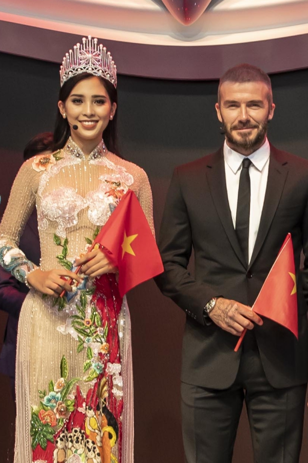 Trong một sự kiện về xe diễn ra tại Pháp cuối năm 2018, Hoa hậu Trần Tiểu Vy đã có dịp gặp gỡ David Beckham. Thời điểm đó Tiểu Vy mới 18 tuổi và vừa đăng quang Hoa hậu Việt Nam được vài tháng.