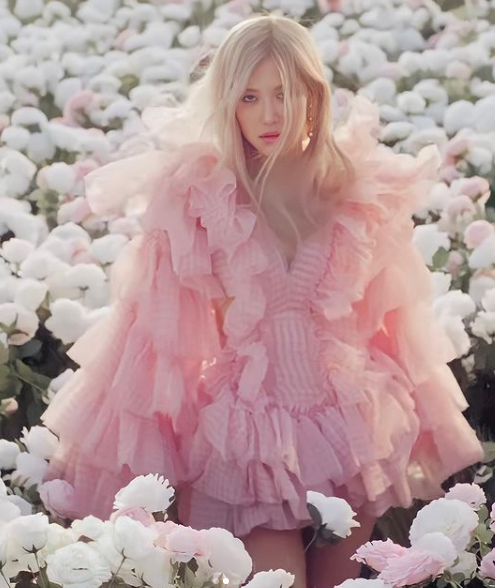 Soi giá loạt trang phục của Rosé (Black Pink) trong MV On The Ground