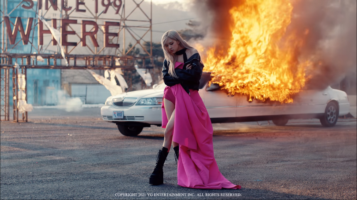 Chiếc váy màu hồng đến từ thương hiệu Alex Perry có giá 3.935 USD (khoảng 92 triệu đồng), áo khoác da của Saint Laurent có giá 4.990 (khoảng 115 triệu đồng). Đáng chú ý trong phân cảnh này, chiếc xe đang bốc cháy đằng sau Rosé có giá lên đến 31.900 USD (khoảng 735 triệu đồng).