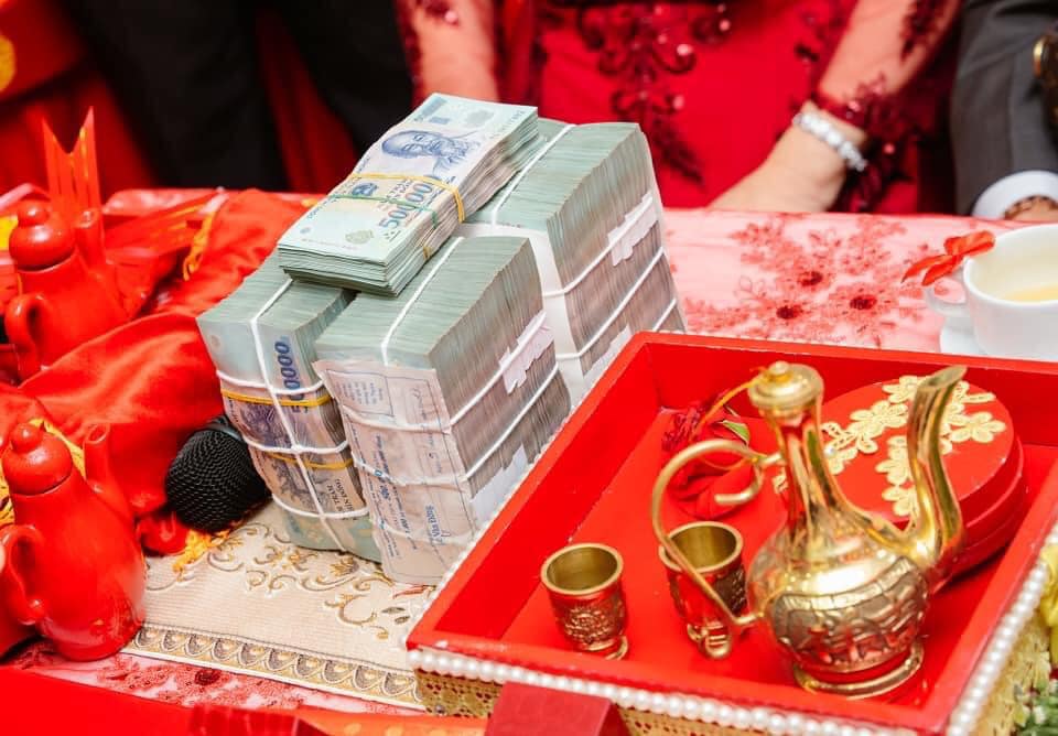 Đám cưới với của hồi môn khủng ở An Giang: Vài tỷ tiền mặt, vàng và kim cương không đếm xuể - ảnh 2