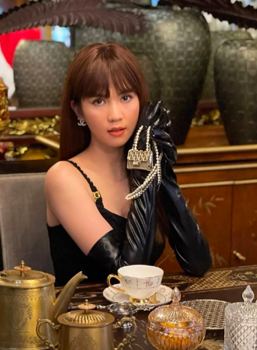 Ở một diễn biến khác, Ngọc Trinh dùng chiếc thắt lưng hình túi của Chanel để xách tay.