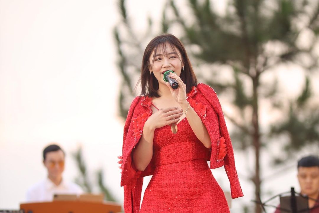 Nữ ca sĩ Văn Mai Hương diện chiếc đầm đỏ này trong đêm nhạc tại Đà Lạt cách đây vài ngày. Giọng ca sinh năm 1994 nổi bật giữa khung cảnh nên thơ của thành phố ngàn hoa. Chiếc áo khoác mỏng rất phù hợp cho thời tiết se lạnh tại Đà Lạt.