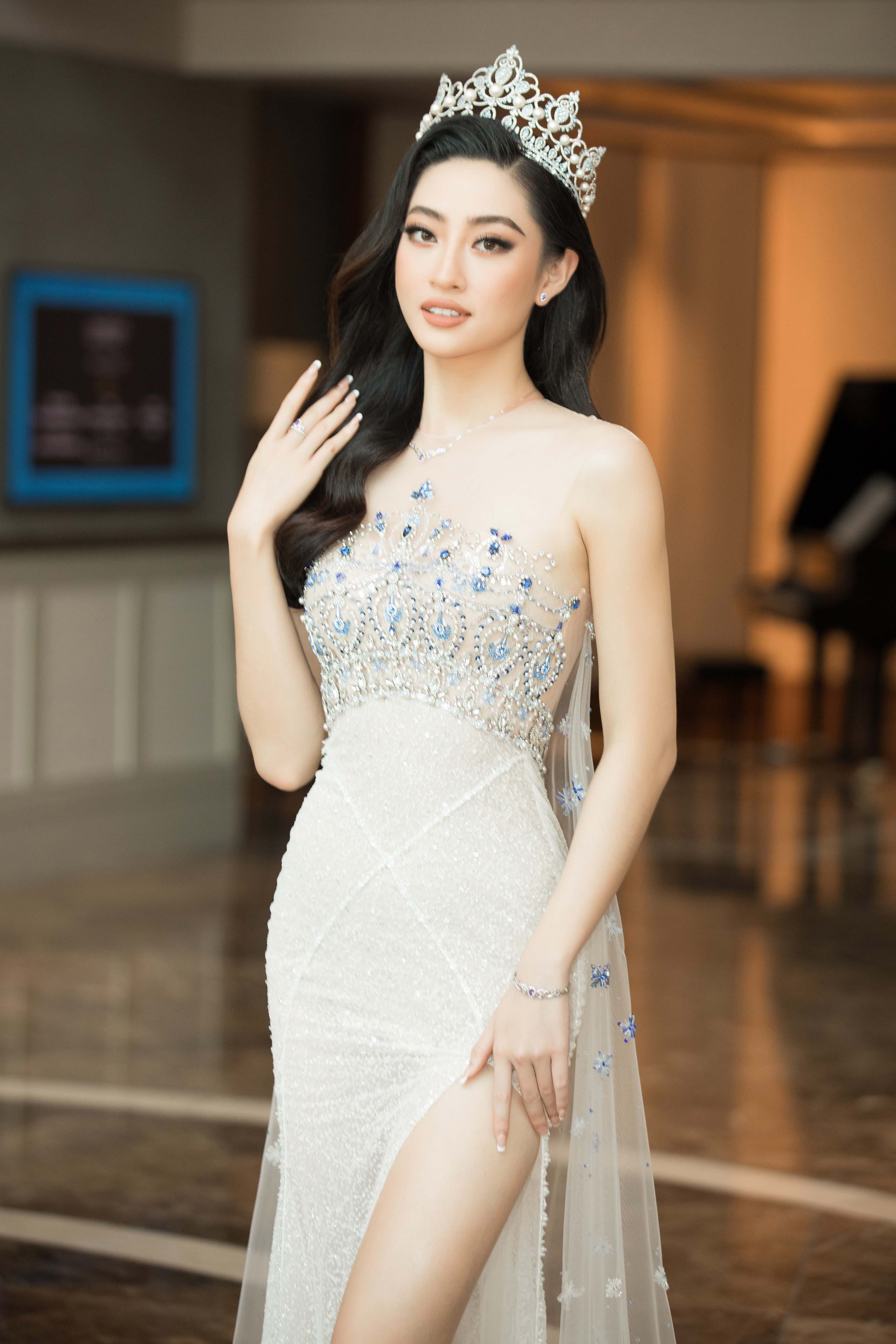   Với chiều cao 1m78 cùng nhan sắc ngày một thăng hạng, đương kim Hoa hậu Lương Thuỳ Linh dường như chiếm trọn spotlight tại sự kiện lần này. 