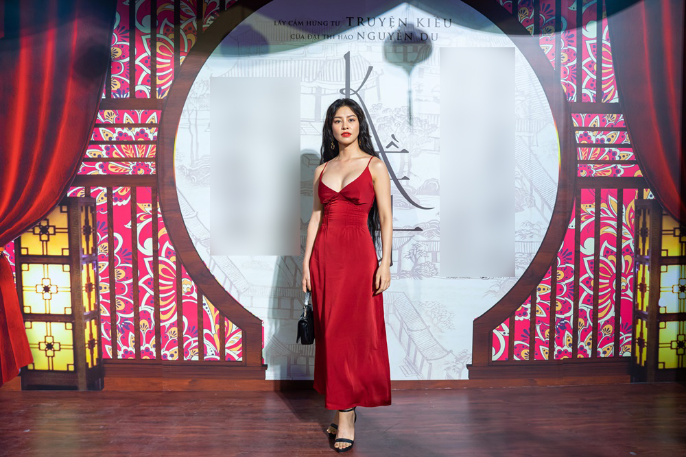 Nữ ca sĩ Bùi Lan Hương khoe vòng 1 quyến rũ với váy hở bạo. Cô là người hát nhạc phim cho 'Kiều' với ca khúc 'Kiều Mệnh Khúc' 