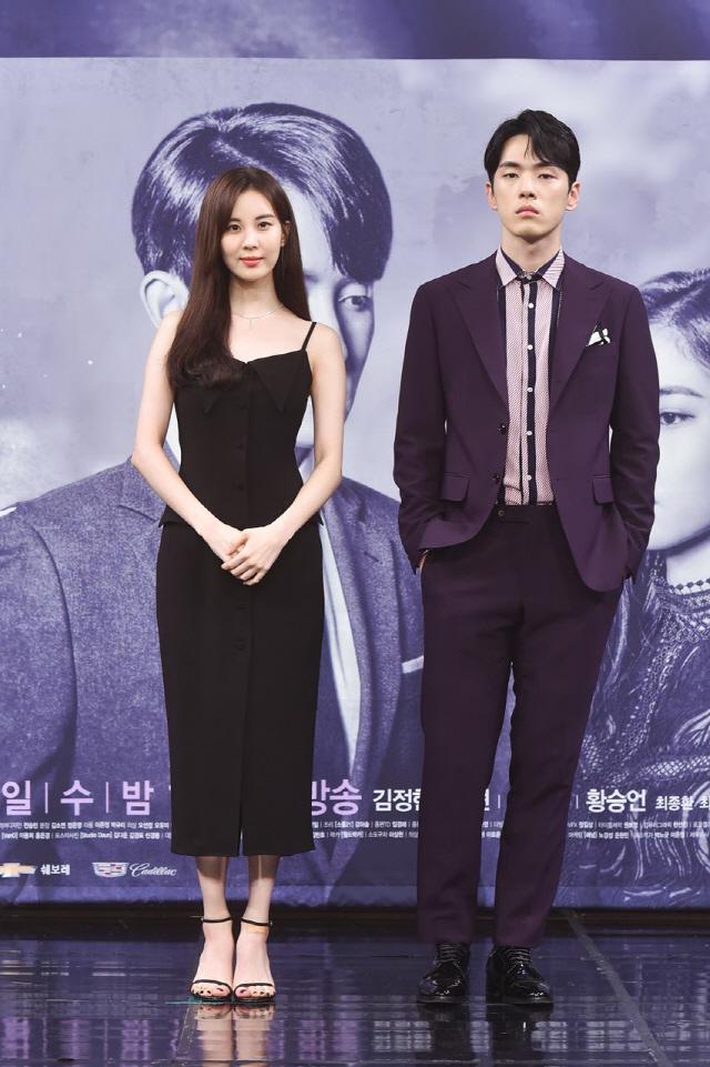 Thái độ của Kim Jung Hyun khi đứng cạnh Seohyun trong họp báo ra mắt phim