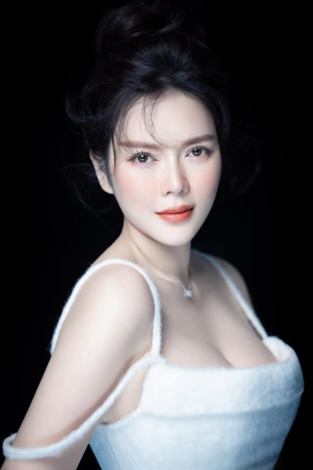 Lý Nhã Kỳ không chỉ sở hữu vẻ đẹp không tuổi mà còn là đại gia nức tiếng của showbiz Việt.