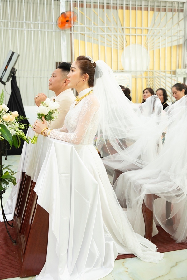 Ca sĩ Bảo Thy và ông xã Phan Lĩnh trong buổi lễ tại nhà thờ ở TP.HCM vào tháng 11/2019.