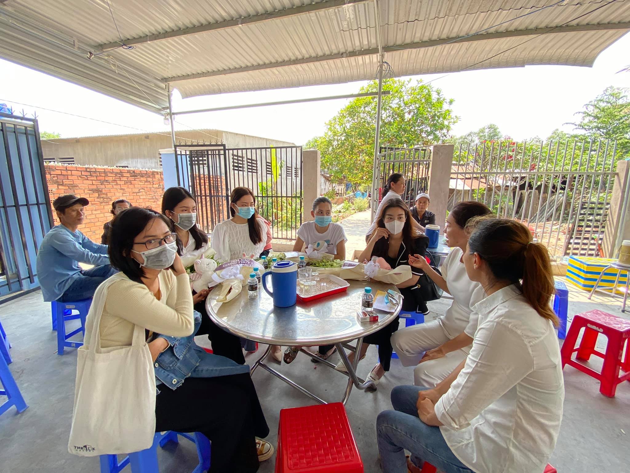 Hoa hậu Lương Thuỳ Linh, Đỗ Mỹ Linh về thăm hỏi gia đình em bé 5 tuổi ở Bà Rịa - Vũng Tàu - ảnh 4