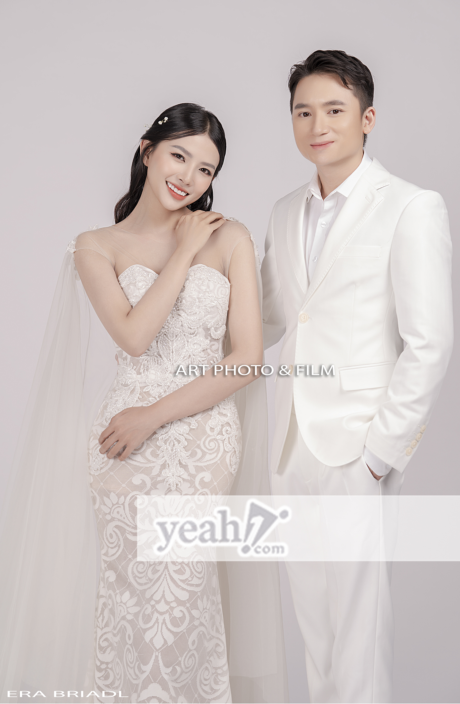 Phan Mạnh Quỳnh và bà xã Khánh Vy trong bộ ảnh cưới theo phong cách tối giản
