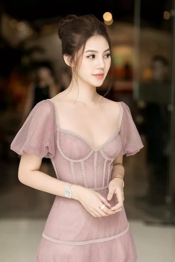 Trước khi vướng bê bối phải 'ở ẩn', Jolie Nguyễn nổi tiếng trong showbiz Việt vì độ giàu có.