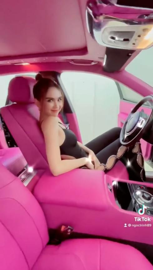 Chiếc xe màu hồng có giá trị đến 30 tỷ của Ngọc Trinh