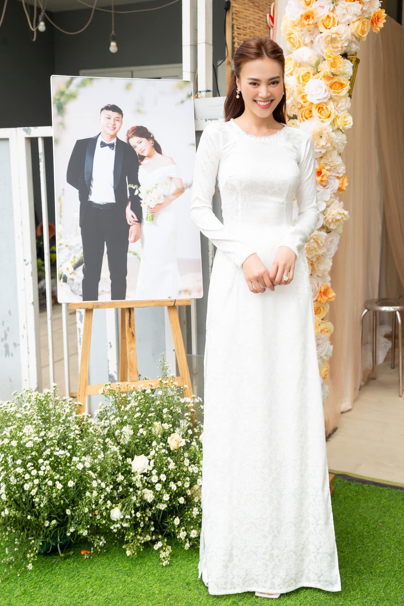 Nữ diễn viên Ninh Dương Lan Ngọc diện áo dài trắng thướt tha, khoe nhan sắc xinh đẹp cuốn hút.