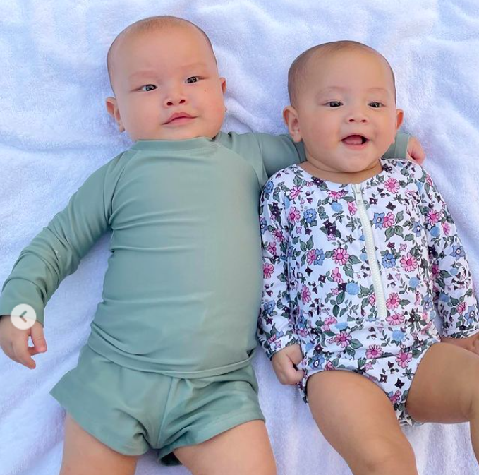 2 nhóc tì sinh đôi nhà Hồ Ngọc Hà và Kim Lý lần đầu được lên đồ đi bơi cực đáng yêu - ảnh 1
