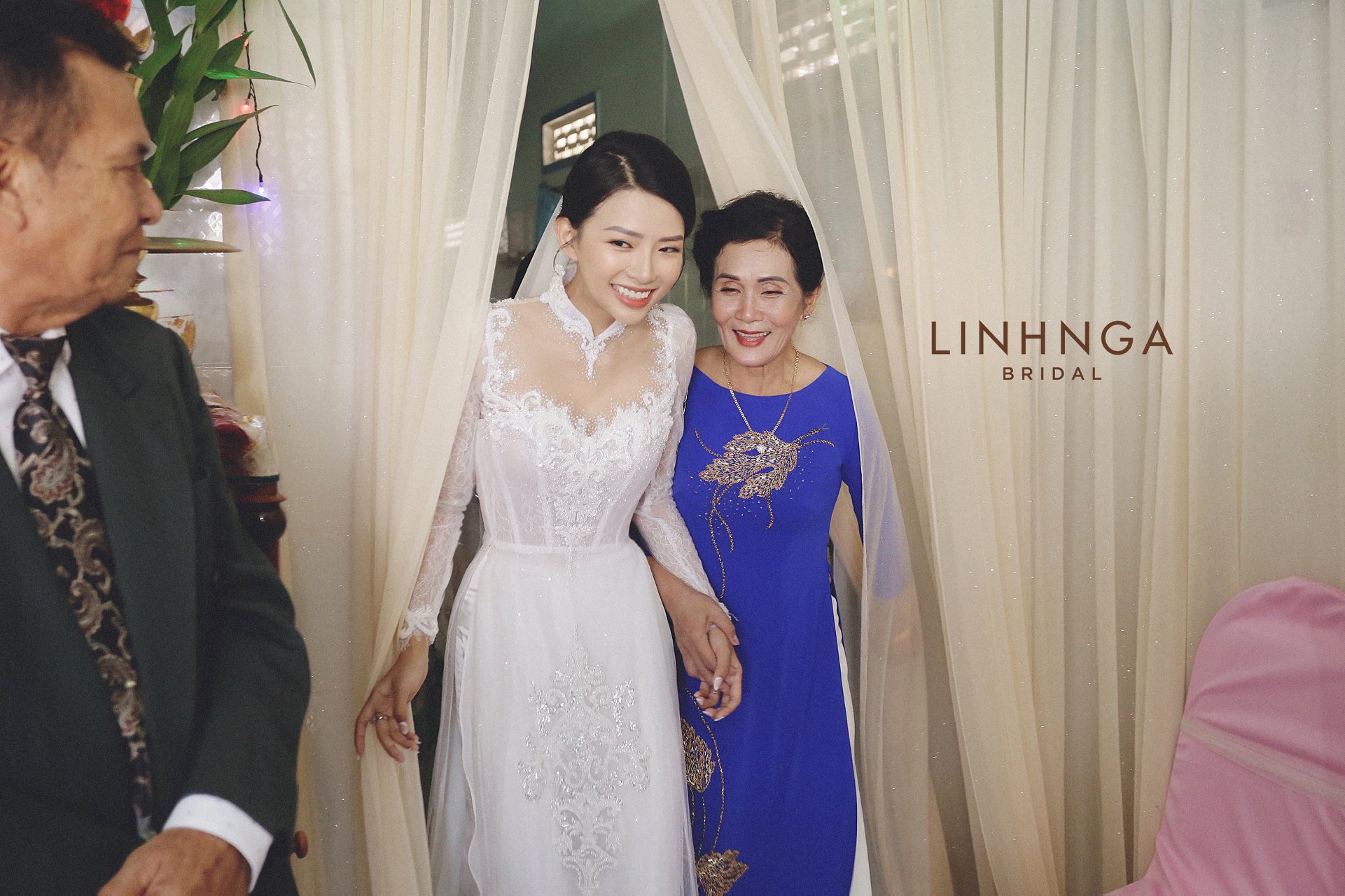 Cô dâu Khánh Vy được mẹ dắt ra trao cho chú rể Phan Mạnh Quỳnh