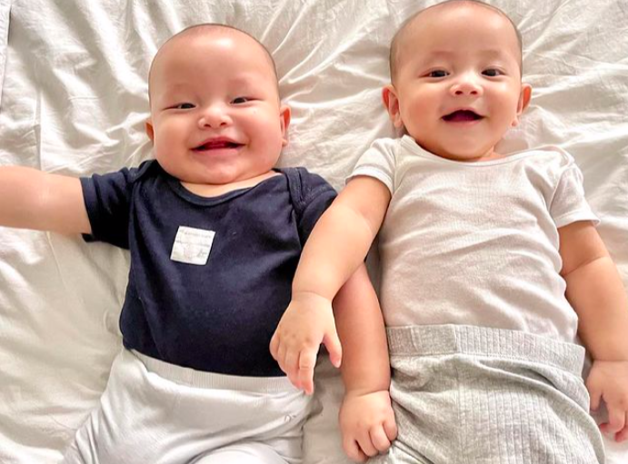 Cặp song sinh của Hà Hồ và Kim Lý đã được 6 tháng tuổi