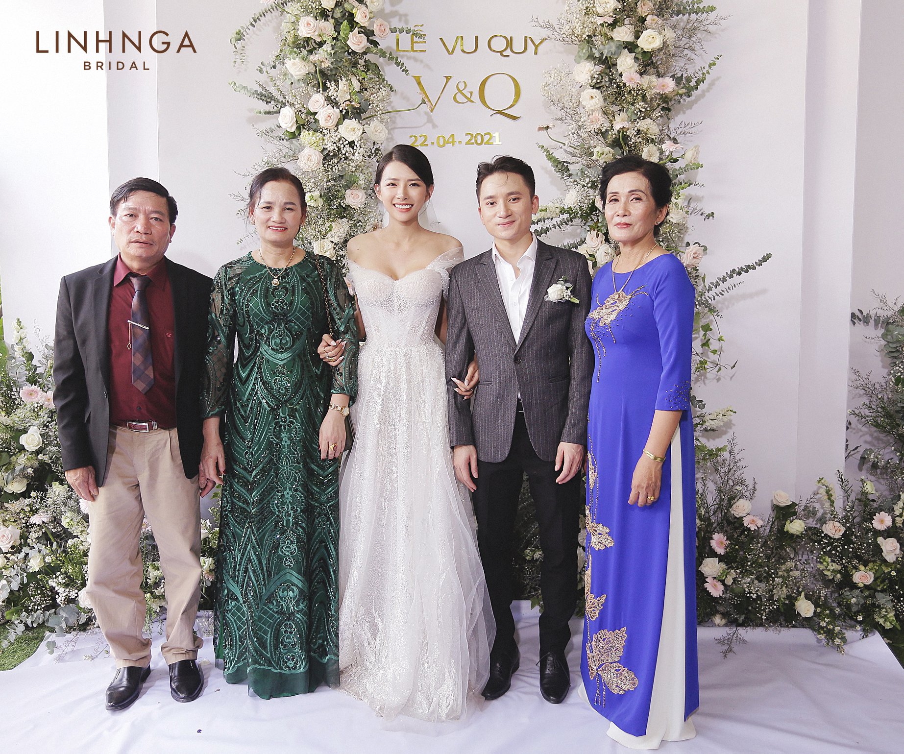 Bố mẹ hai bên của Phan Mạnh Quỳnh và Khánh Vy trong ngày vui 