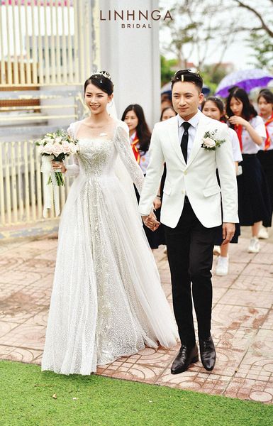 Phan Mạnh Quỳnh và Khánh Vy trong đám cưới ở Nghệ An cách đây 1 tuần.