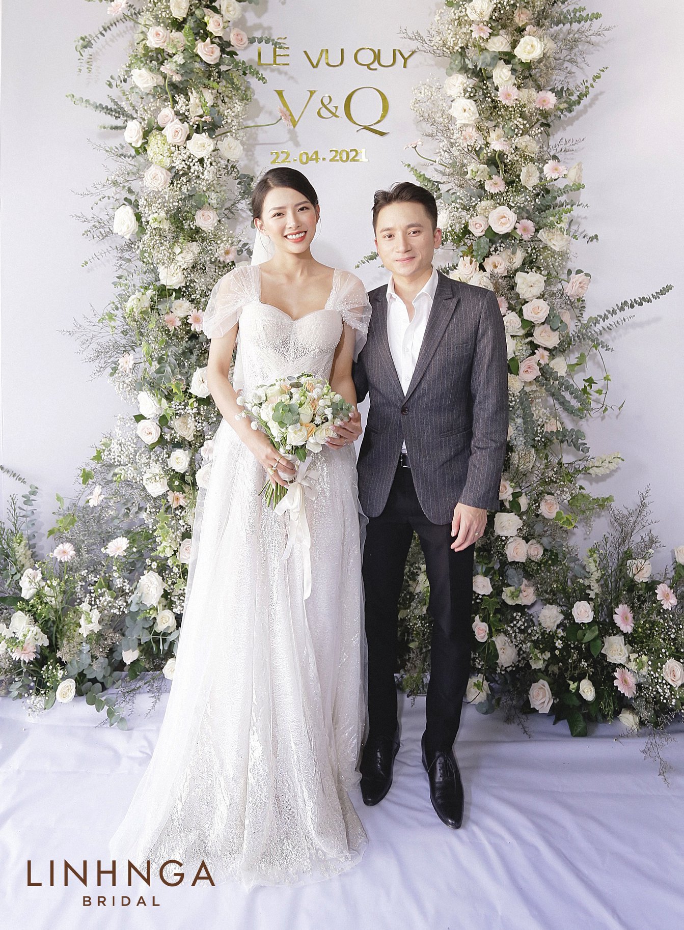 Phan Mạnh Quỳnh và Khánh Vy trong đám cưới tại Khánh Hòa