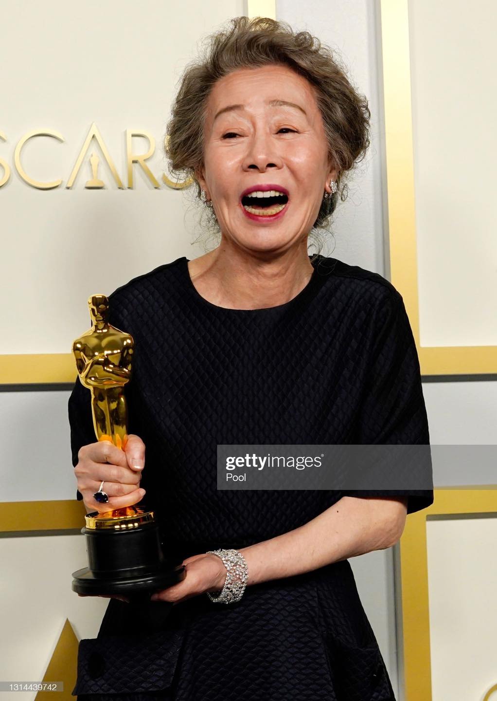 'Bà ngoại quốc dân' - Youn Yuh Jung thắng giải Oscar ở tuổi 74 - ảnh 1