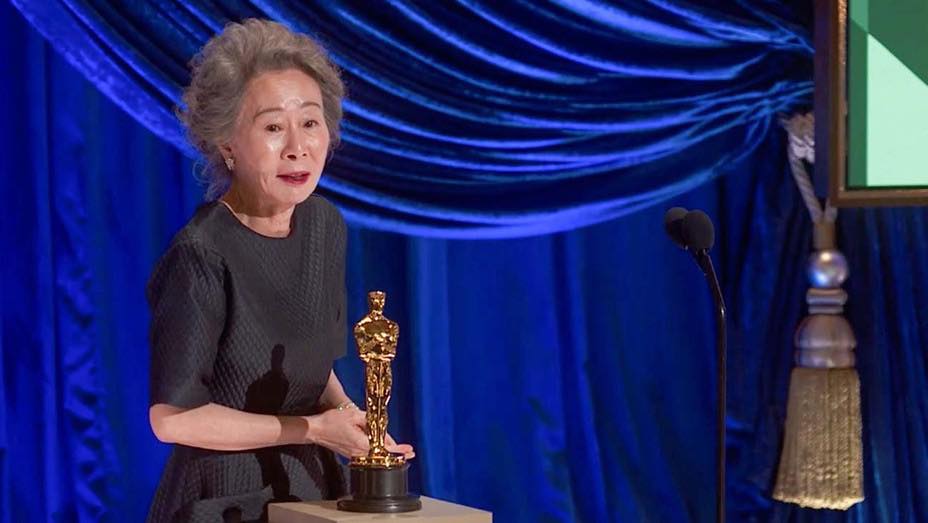 Nữ diễn viên  Youn Yuh Jung bên tượng vàng Oscar