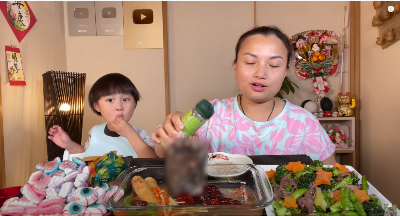 Video ăn chân gấu đang gây tranh cãi của Quỳnh Trần JP