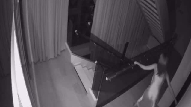 Camera an ninh trong nhà ghi lại cảnh lúc Ngọc Trinh phát hiện nhà có trộm lúc nửa đêm.