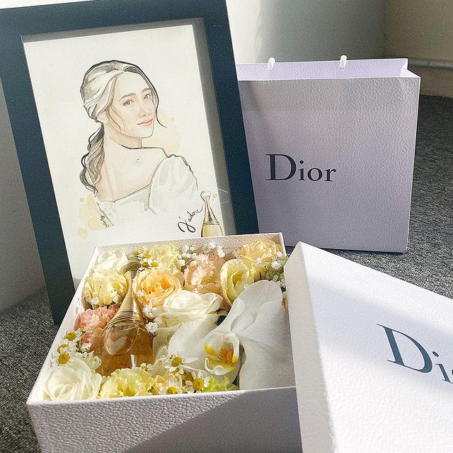 Nhã Phương khoe quà trên Instagram kèm dòng trạng thái: 'Thật tuyệt vời khi có những yêu thương này. Nước hoa mới toanh nhà Dior mới hương Hoa huệ trắng và Hoa Nhài'