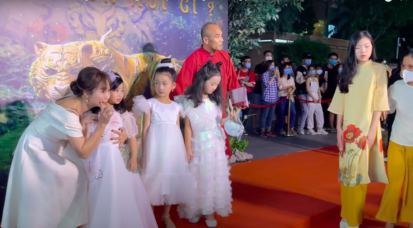 Ốc Thanh Vân dẫn con gái cố diễn viên Mai Phương đi xem phim 'Trạng Tí', chăm sóc từng chút một - ảnh 2