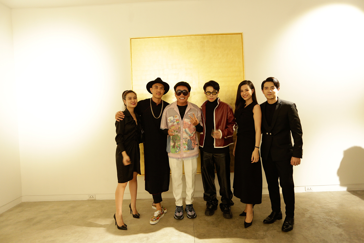 Ngoài Đông Nhi và Ông Cao Thắng, bộ đôi Gil Lê và Hoàng Thùy Linh cũng đến dự triển lãm của rapper Wowy. Trong một khung hình, hai nghệ sĩ không đứng cùng nhau mà mỗi người một hướng.