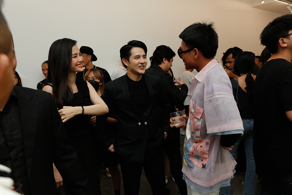 Có mặt tại triển lãm, vợ chồng Đông Nhi - Ông Cao Thắng cùng diện trang phục đen lịch sự, không ngớt lời khen tặng tới Wowy và Tuấn Andrew Nguyễn vì ý nghĩa mà cả hai mang đến dự án lần này.